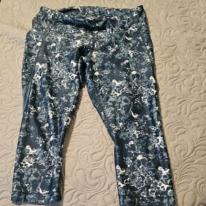 Under Armour Women’s Heatgear Compression Capri Print Leggings